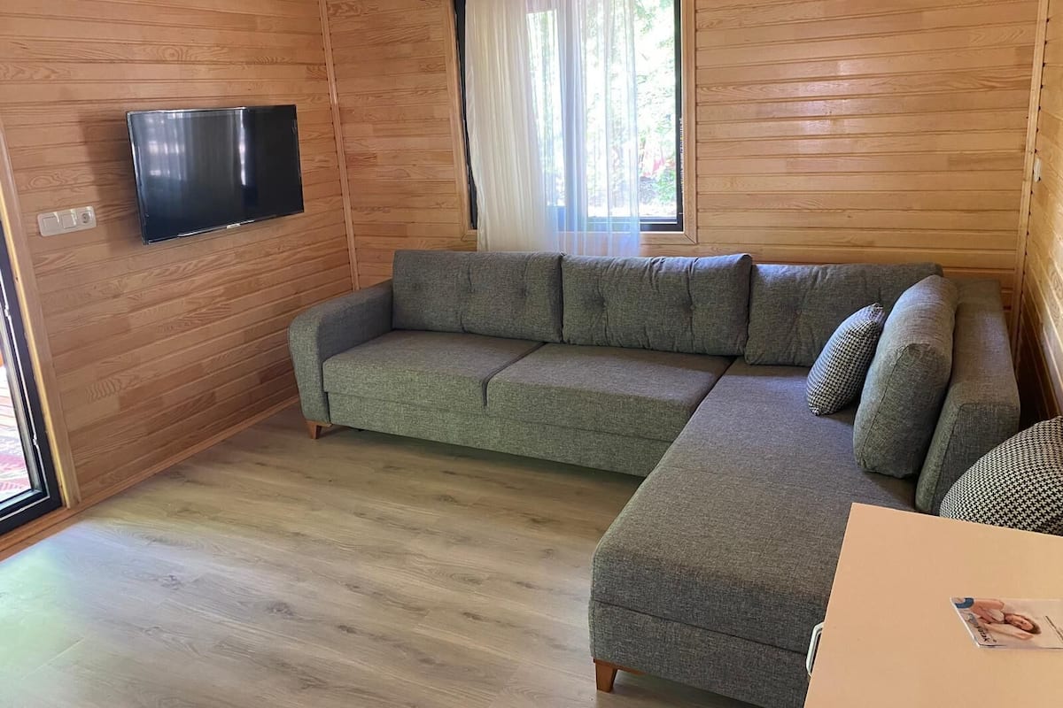 CANARIO FAMILY BUNGALOW HOUSE | Wohnbereich | 30-Zoll-LED-Fernseher mit Satellitenempfang, Fernseher