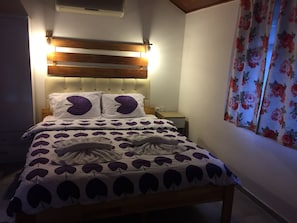 Chambre Romantique (Double Bed) | Draps en coton égyptien, literie de qualité supérieure, minibar, bureau