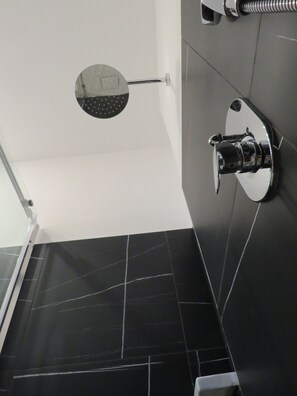 Habitación doble Deluxe | Baño | Regadera, pantuflas, bidet, toallas 