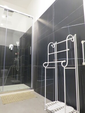 Superior Double Room | Bathroom | Shower, slippers, bidet, towels - L'arco e il vico (Naples)