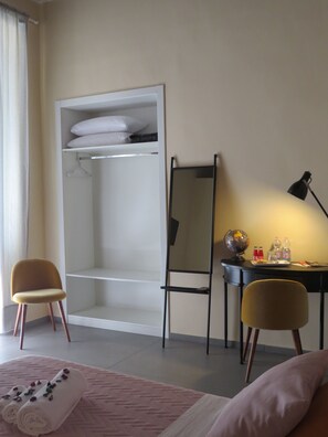 Habitación doble superior | Decoración personalizada, muebles diferentes y escritorio 