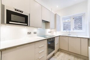 Apartamento, 1 cama de casal e sofá-cama | Cozinha privada | Geladeira, micro-ondas, cooktop, lava-louças