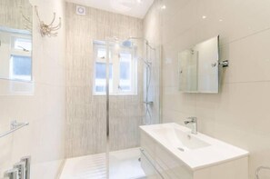 Apartamento, 1 cama doble con sofá cama | Baño | Artículos de higiene personal gratuitos, secador de pelo y toallas