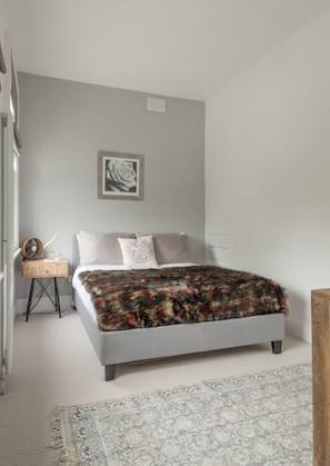 Apartamento, 1 cama de casal e sofá-cama | Ferros/tábuas de passar roupa, Wi-Fi de cortesia, roupa de cama
