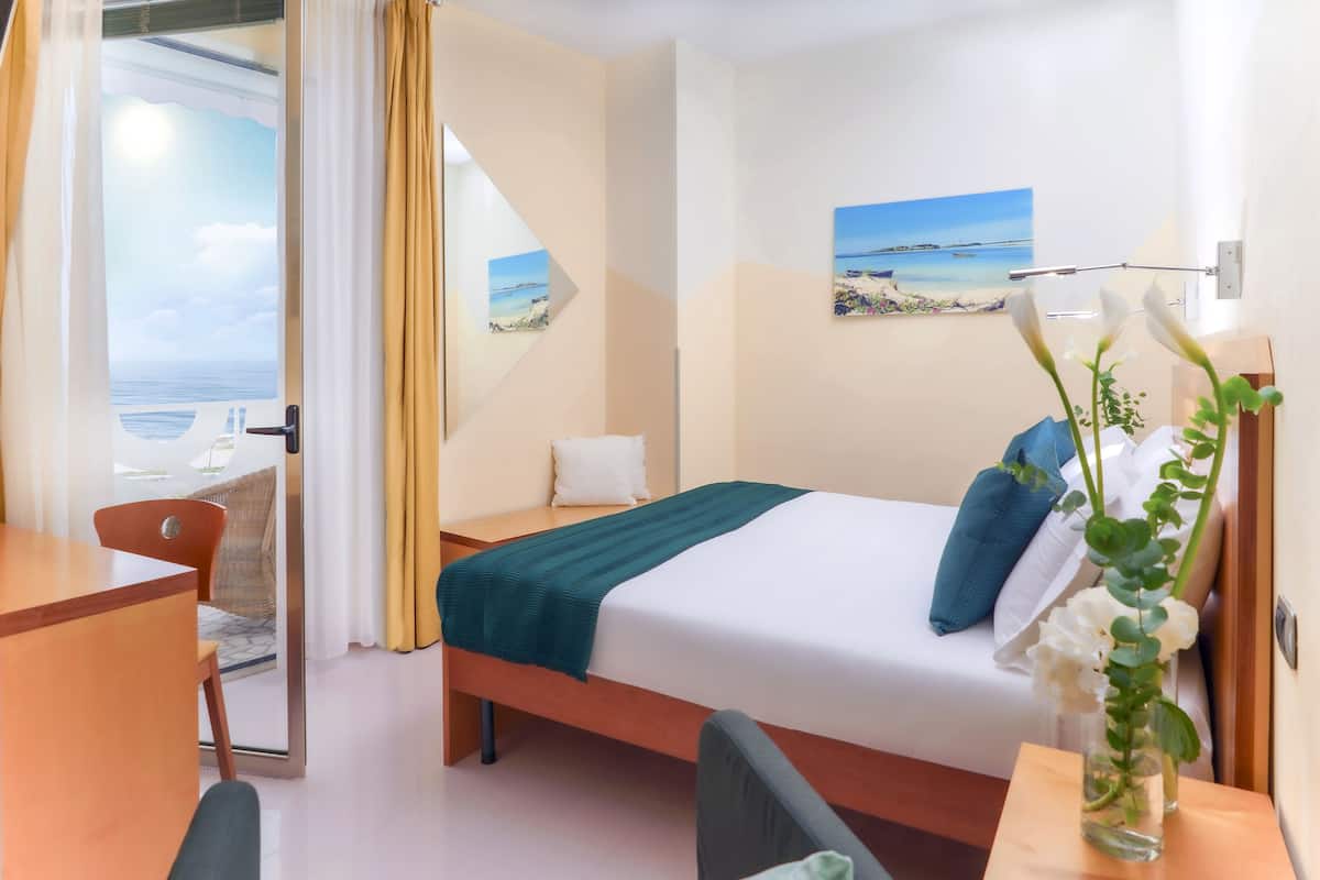 Camera Deluxe, 1 letto king, vista mare | Minibar, una cassaforte in camera, tende oscuranti, Wi-Fi gratuito