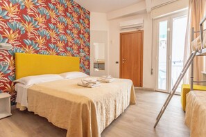 Habitación cuádruple | 1 dormitorio, escritorio, wifi gratis y ropa de cama