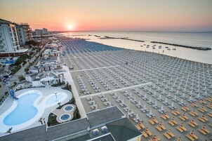 Perto da praia, areia branca, bar na praia