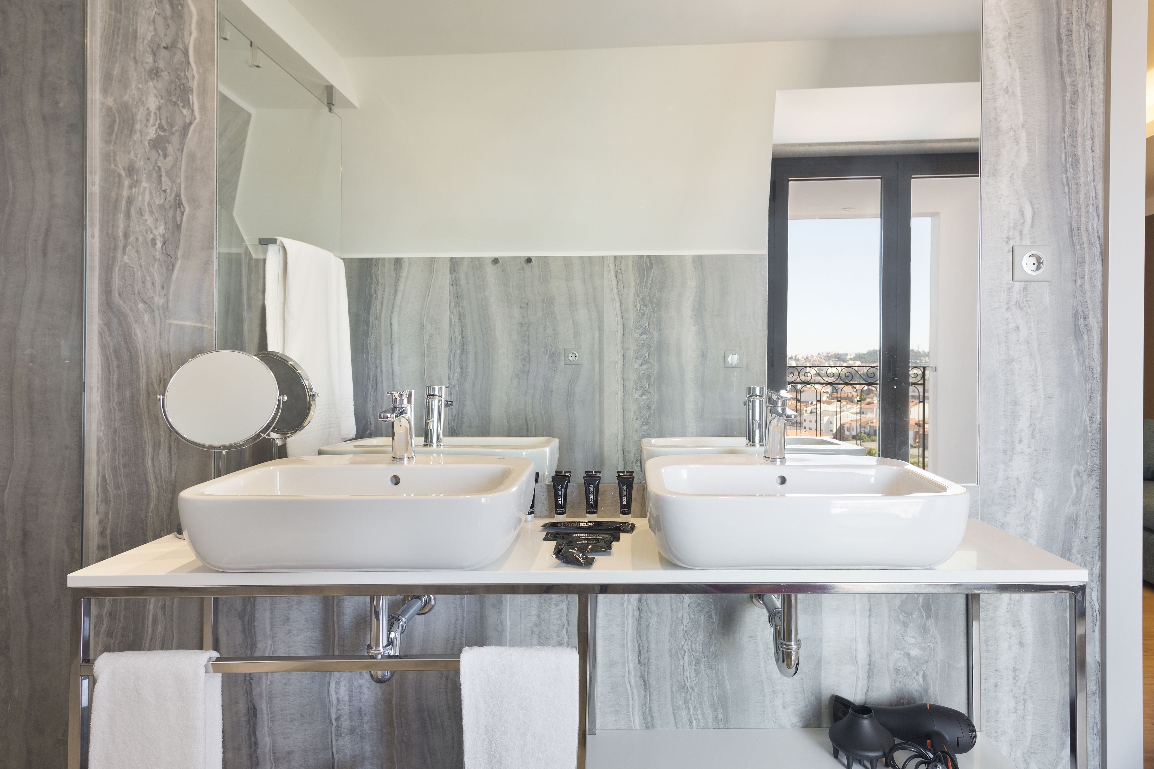 shower, free toiletries, hair dryer, bidet