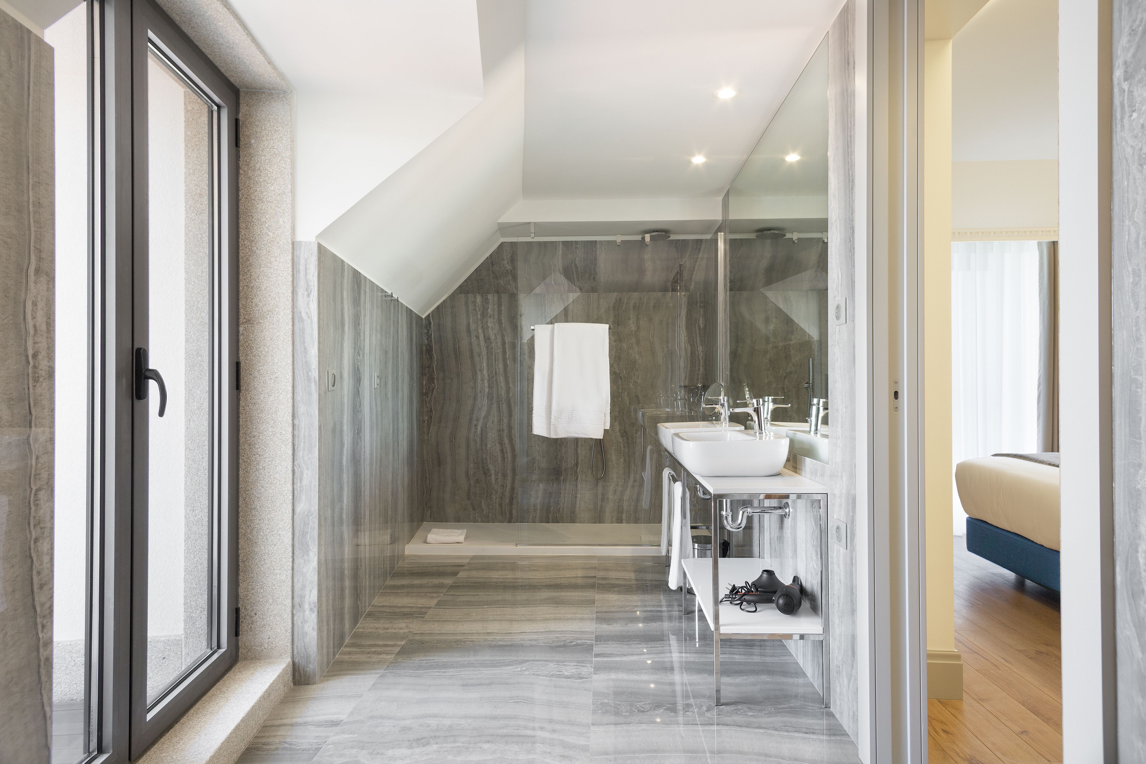 shower, free toiletries, hair dryer, bidet