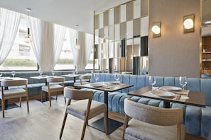 Breakfast, lunch, dinner served; Portuguese cuisine - Hotel Acta The Avenue (Porto)