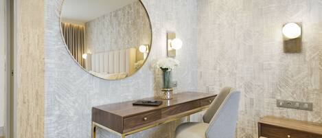 Une salle de bain moderne avec un meuble-lavabo, un miroir et des luminaires.