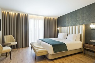 Cofres nos quartos, cortinas blackout, Wi-Fi de cortesia, roupa de cama