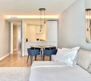 Een kluis op de kamer, verduisterende gordijnen, gratis wifi, beddengoed