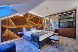Junior Suite | Minibar, in-room safe, individually furnished, soundproofing