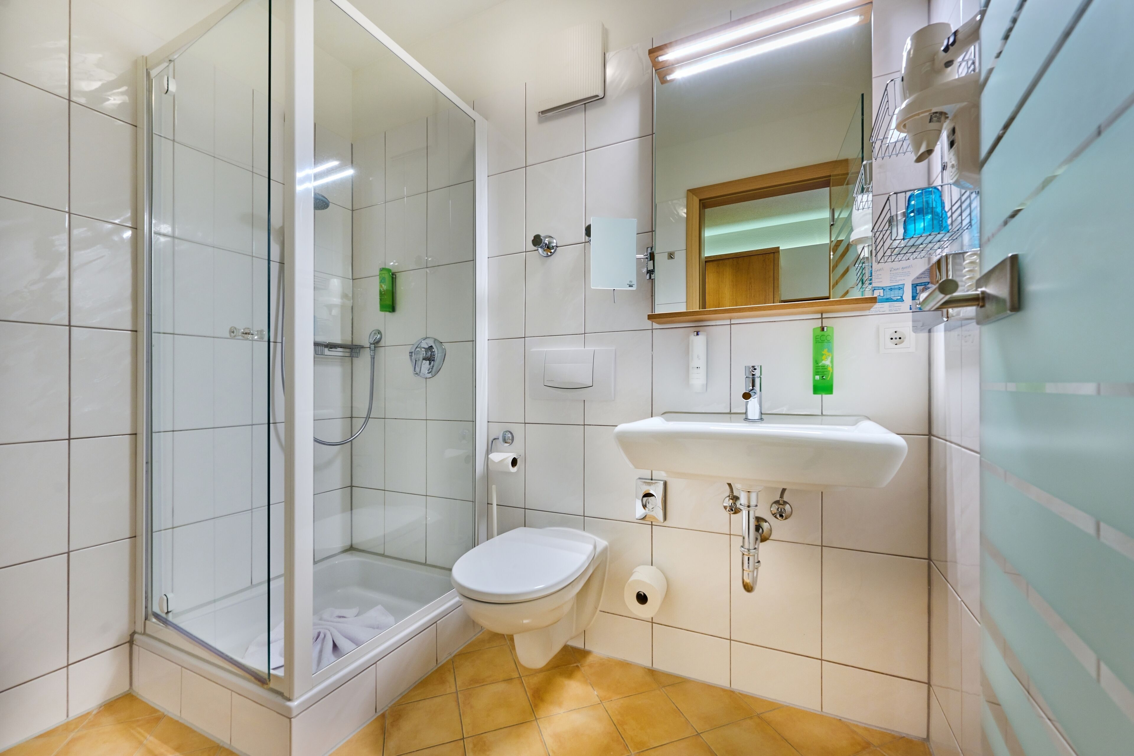 Baño | Amenidades de baño gratuitas, secadora de cabello, batas, pantuflas 