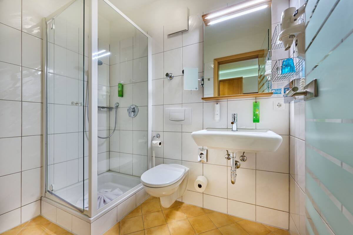 Baño | Amenidades de baño gratuitas, secadora de cabello, batas, pantuflas