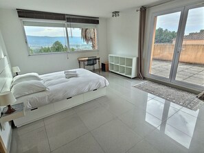 5 bedrooms, desk, iron/ironing board, travel cot