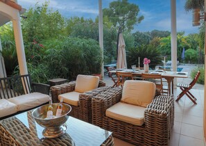Outdoor dining - Villa Exotique, Luxueux, Piscine, Calme, Parking (Rognac)