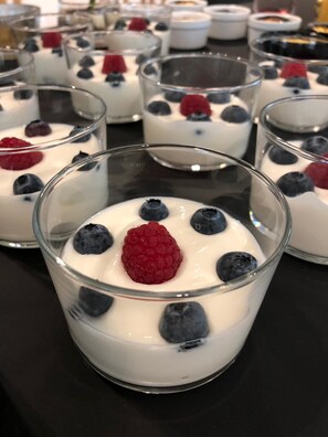 Bandeja de postres con parfait coronados con bayas.