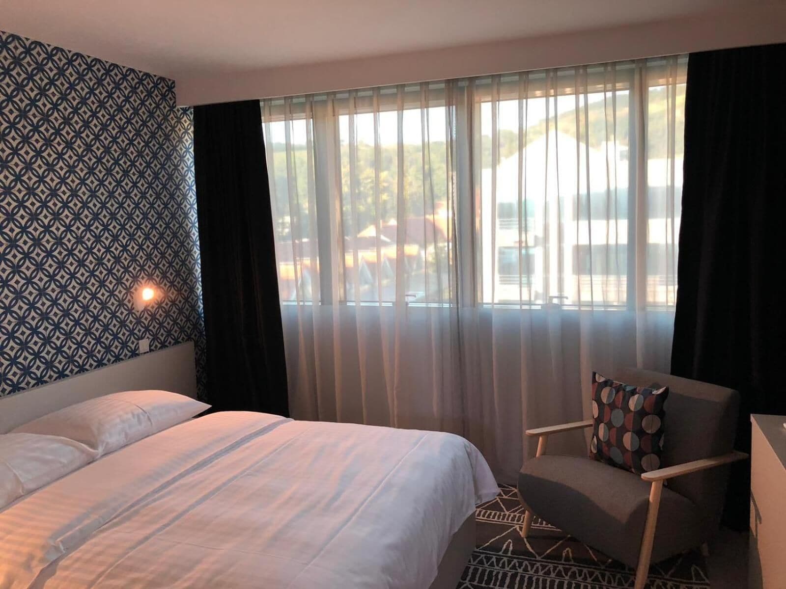 책상, 노트북 작업 공간, 암막 커튼, 방음 설비