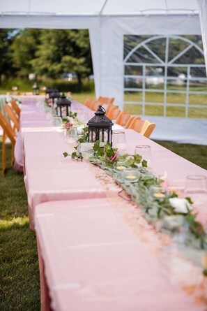 Outdoor banquet area - Contemporary riverfront home near Whitefish/Kalispell/Glacier Park. Weddings OK! (Whitefish)