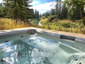 Outdoor spa tub - Contemporary riverfront home near Whitefish/Kalispell/Glacier Park. Weddings OK! (Whitefish)