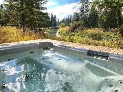 Contemporary riverfront home near Whitefish/Kalispell/Glacier Park. Weddings OK!