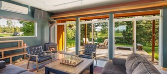 Contemporary riverfront home near Whitefish/Kalispell/Glacier Park. Weddings OK!