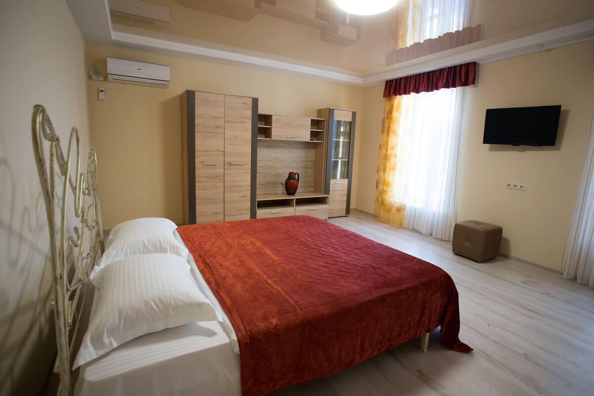 Iron/ironing board, bed sheets
