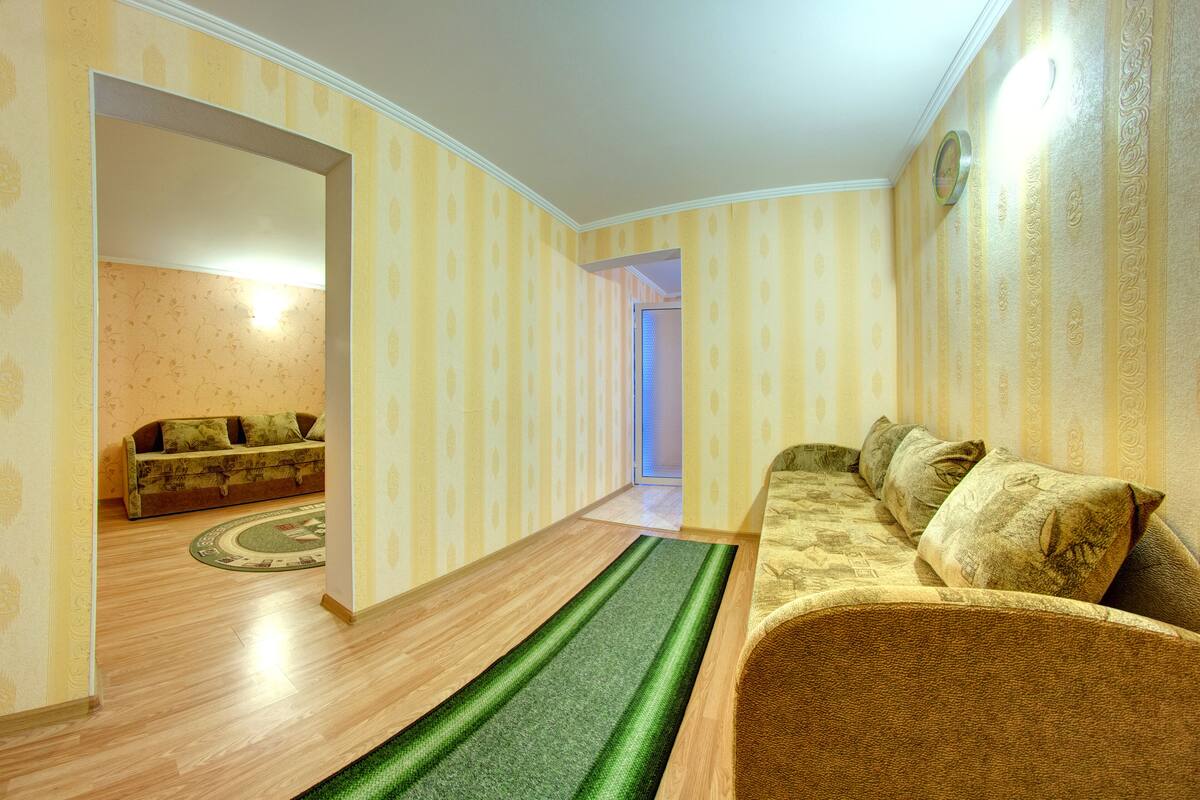 Iron/ironing board, bed sheets