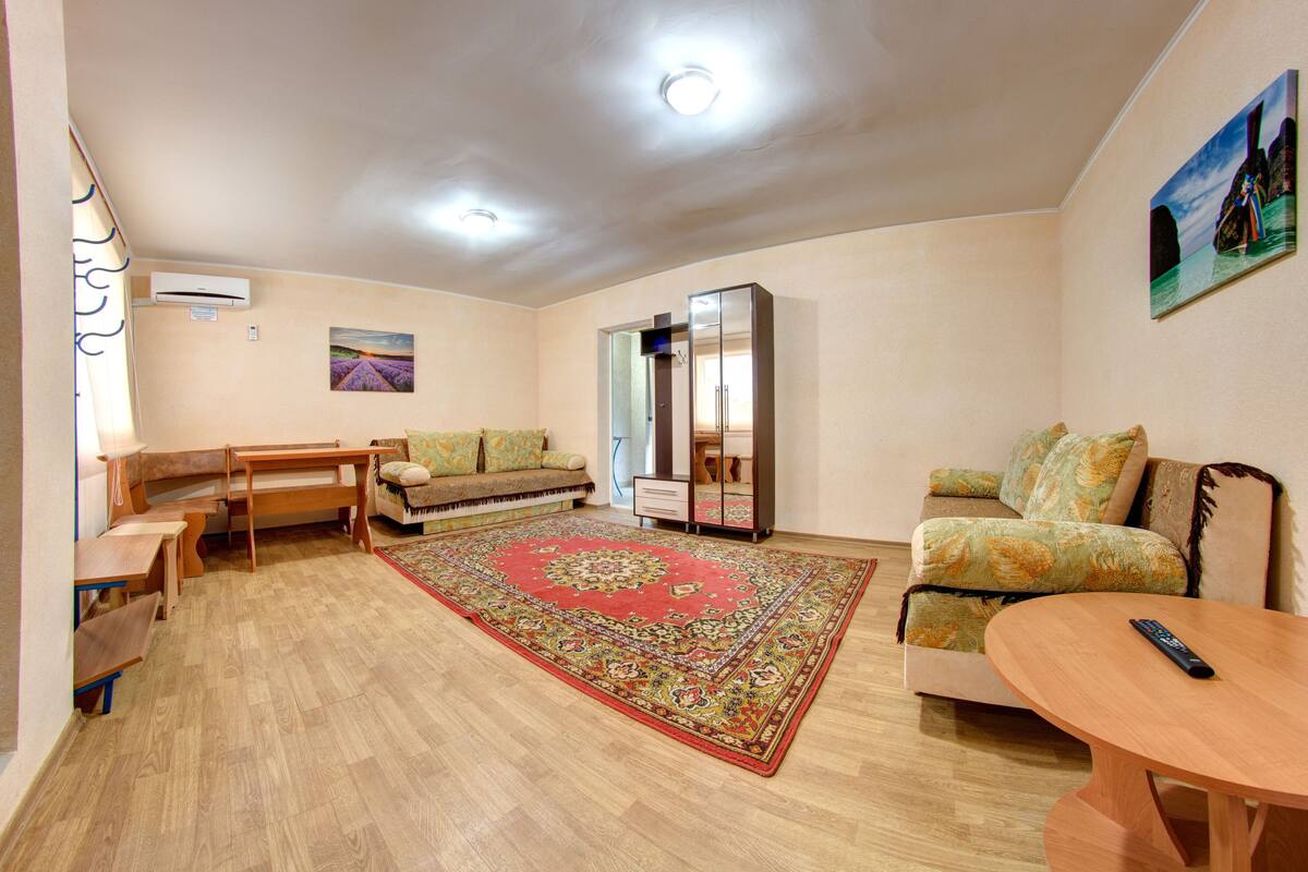Iron/ironing board, bed sheets