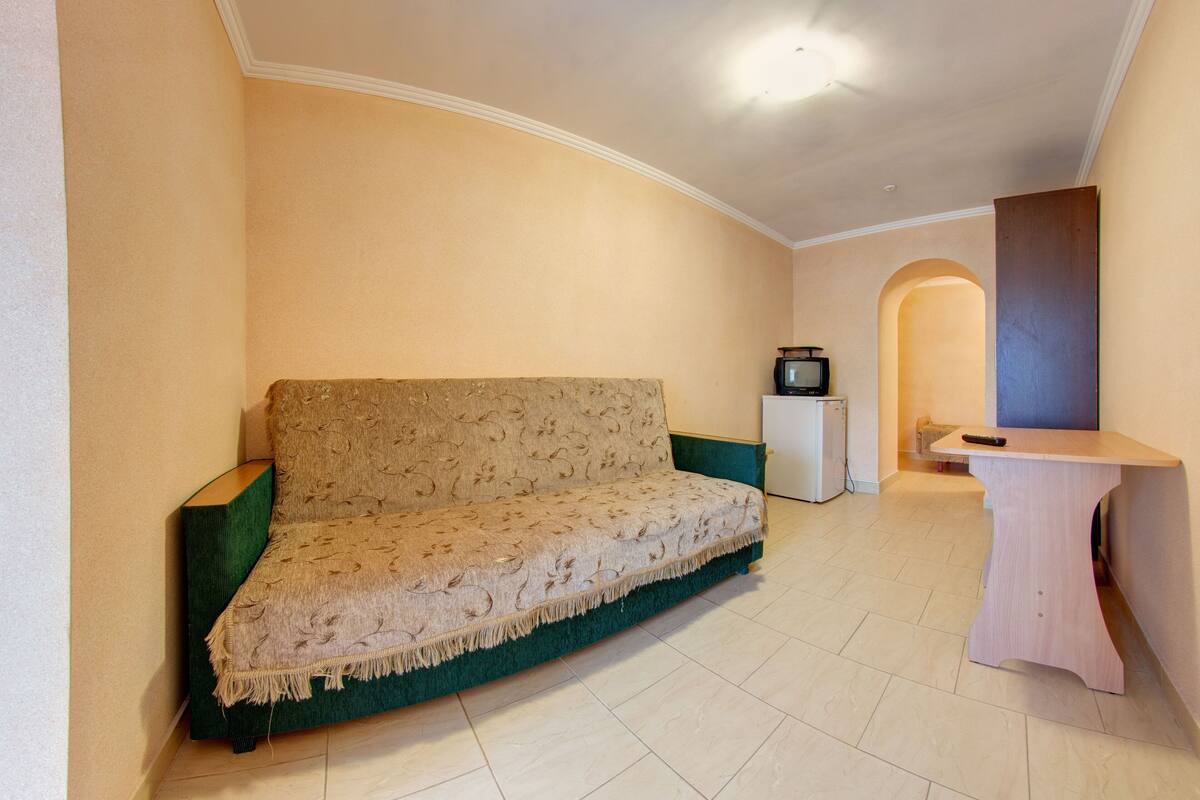 Iron/ironing board, bed sheets