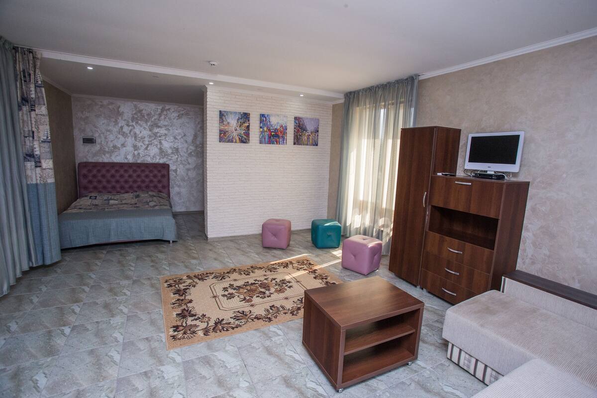Iron/ironing board, bed sheets