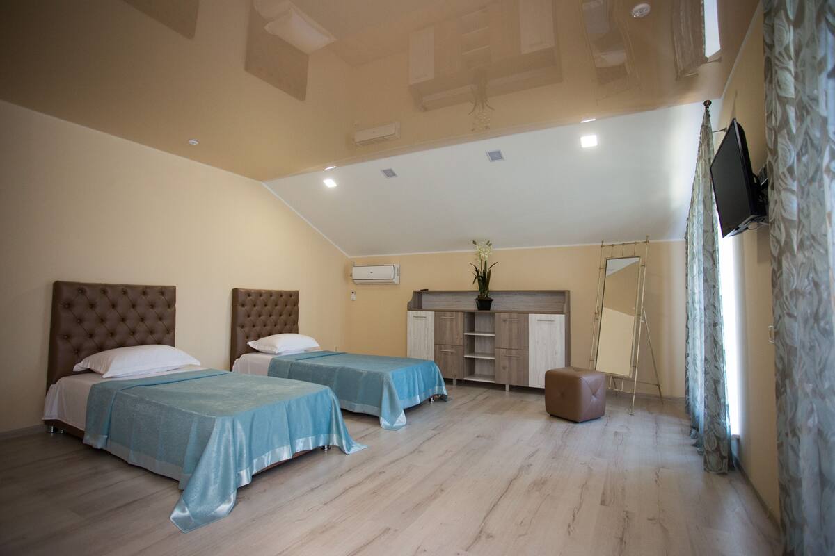 Iron/ironing board, bed sheets