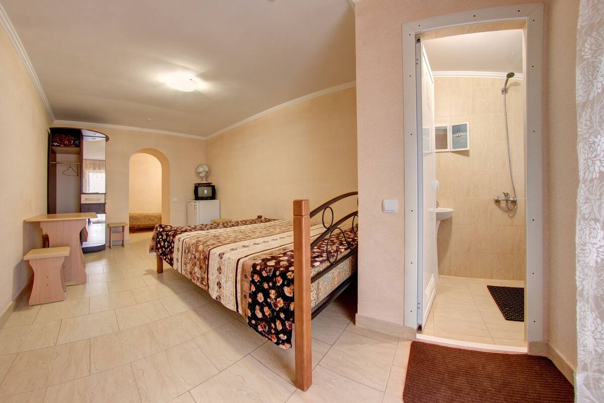 Iron/ironing board, bed sheets