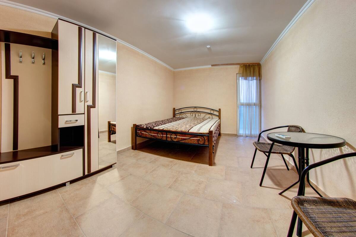 Iron/ironing board, bed sheets
