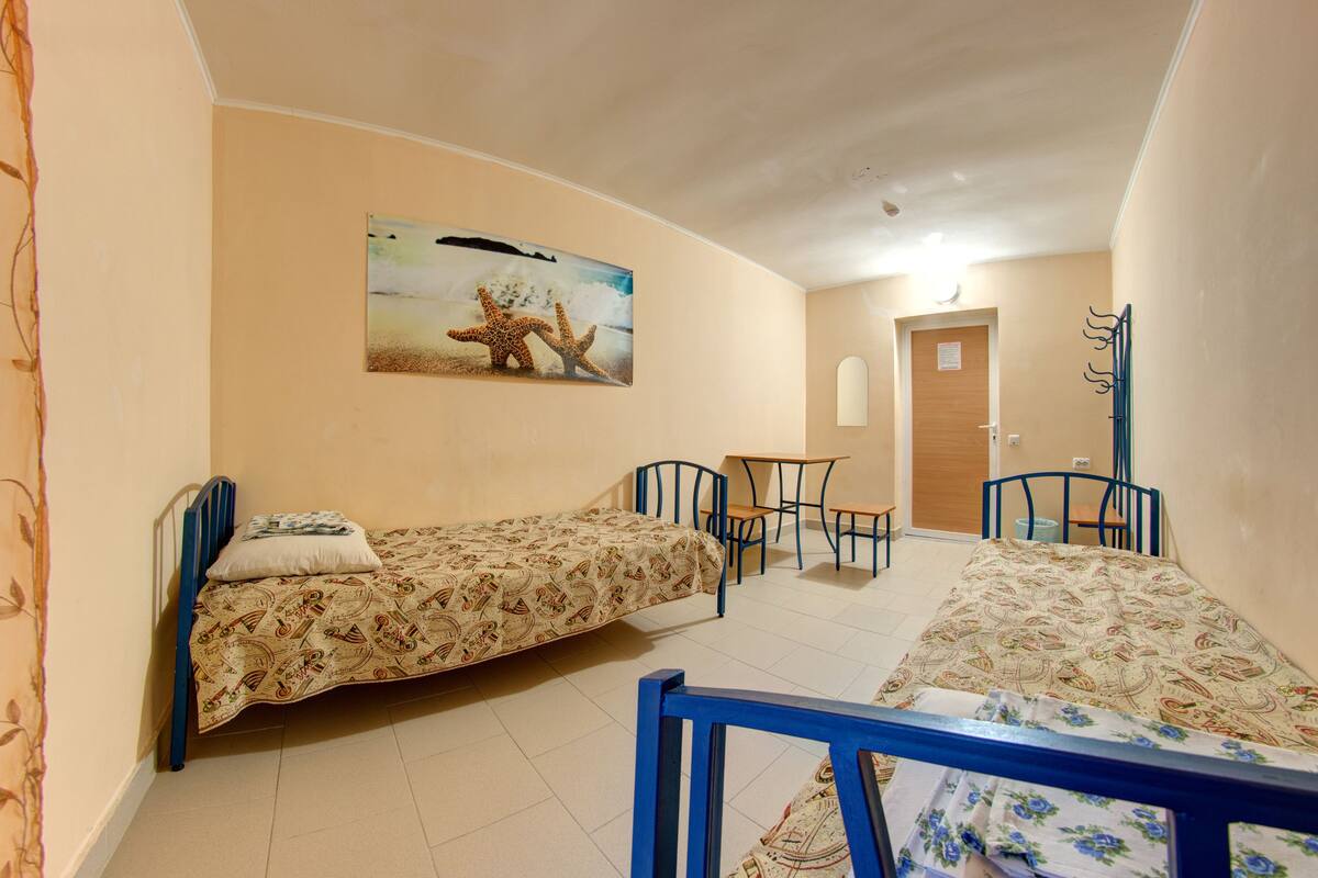 Iron/ironing board, bed sheets