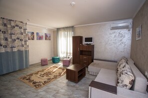 Iron/ironing board, bed sheets