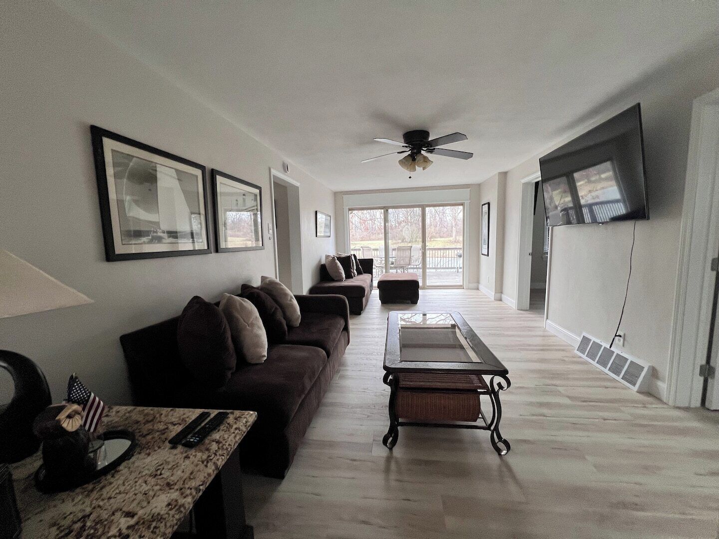 تلفزيون، مدفأة، مكتب