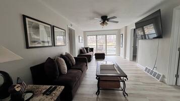 تلفزيون، مدفأة، مكتب