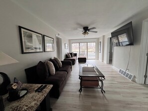 Televisio, takka, työhuone