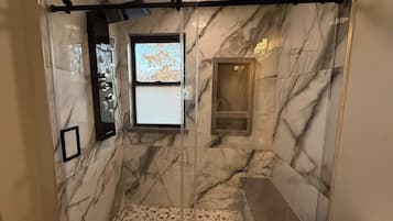 Combined shower/bathtub, hair dryer, towels