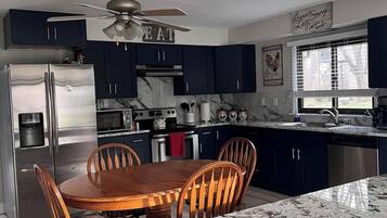 ثلاجة، ميكروويف، فرن، موقد طهي مسطح