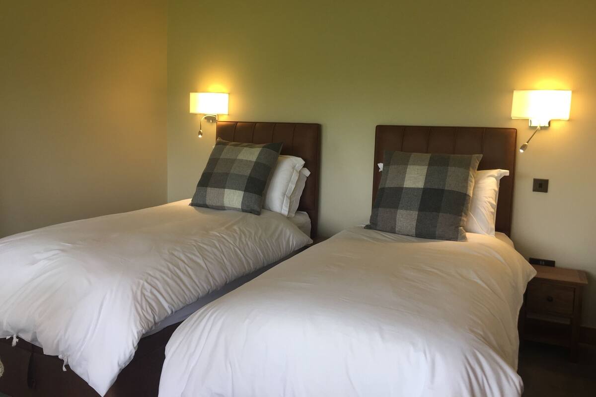 Habitación con 2 camas individuales, baño privado | 1 dormitorio