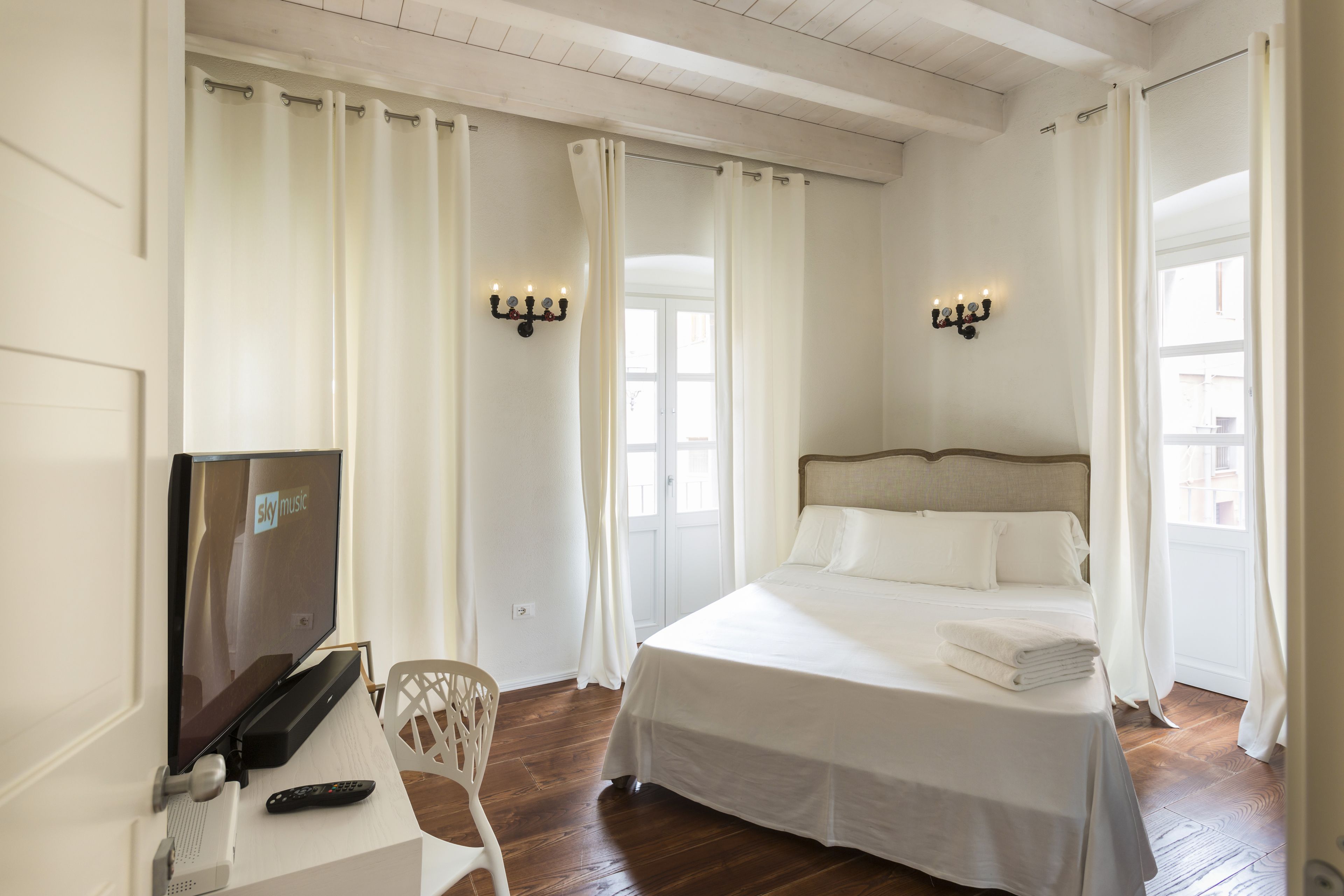 Hochwertige Bettwaren, kostenlose Minibar, Zimmersafe, Schreibtisch