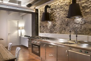 Luxury Villa | Private kitchen | Espresso maker, coffee/tea maker, electric kettle - Cagliari Marina Guesthouse & Lounge (Cagliari)