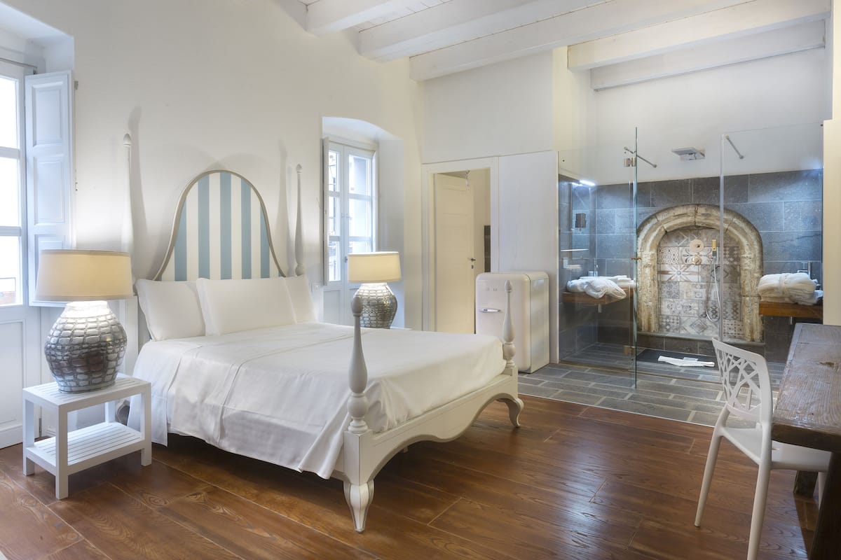 Luxe beddengoed, een gratis minibar, een kluis op de kamer, een bureau