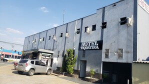 A building with a sign reading "HOTEL TIQUITIRA."