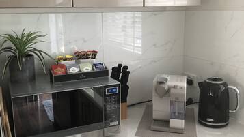 Full-sized fridge, microwave, oven, stovetop