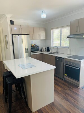 Grand réfrigérateur, micro-ondes, four, plaque de cuisson